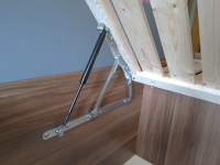 Lůžkové kování Blum doplněné o zvedací píst