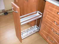 Kuchyň mariál lamino vertikální police plnovýsuv