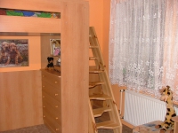 Dětský pokoj lamino, schody masiv