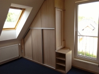 Vestavěná skříň lamino podkroví